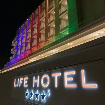 Progetto di illuminazione design per un hotel al mare